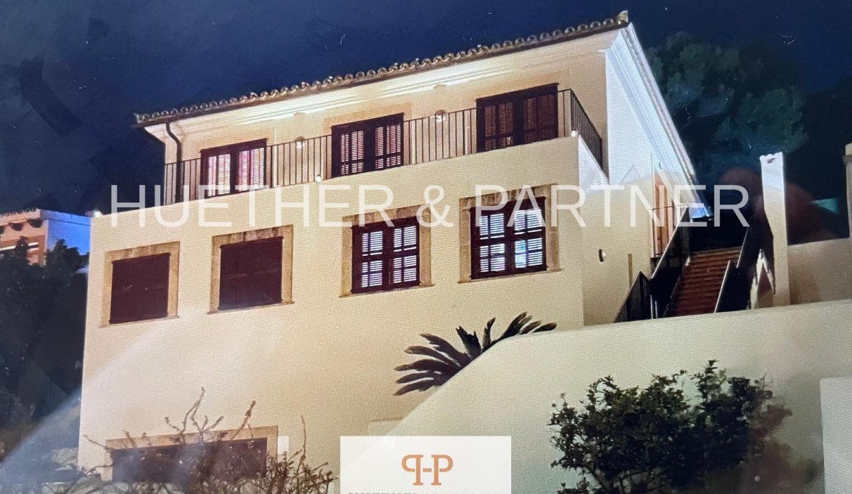 Haus von aussen bei Nacht