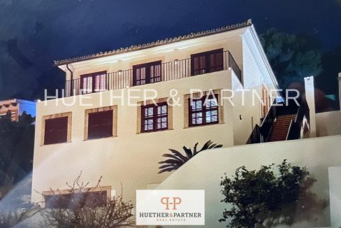 Haus von aussen bei Nacht